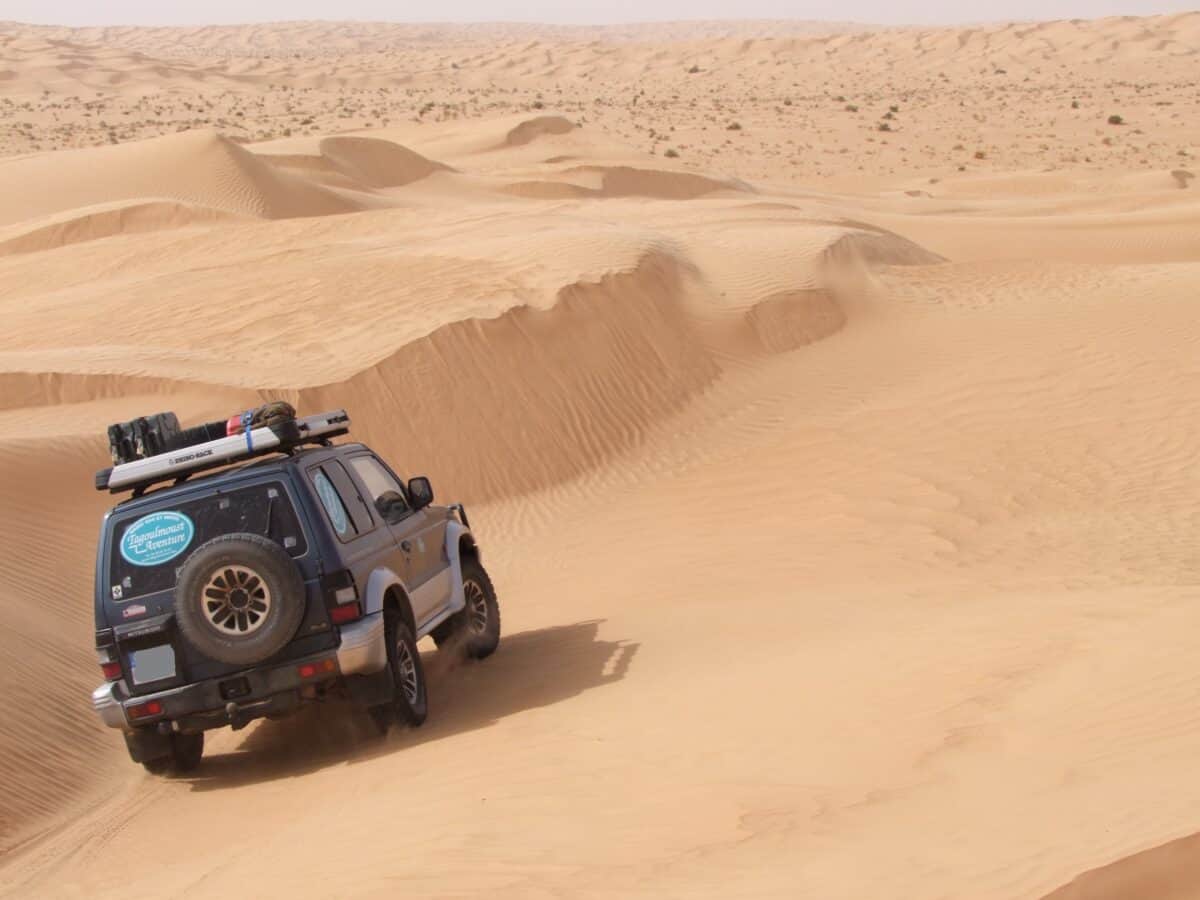 4x4 pajero en raid privé dans le désert de Tunisie