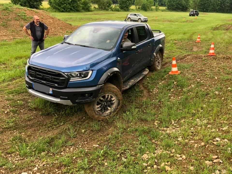 Christian, moniteur formateur en pilotage tout-terrain supervise un exercice de franchissement d'un élève au volant de son 4x4